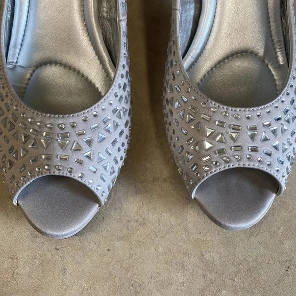 Kelly & Kate Gray Jeweled Platform Peetoe Pumps - Picture 5 of 12